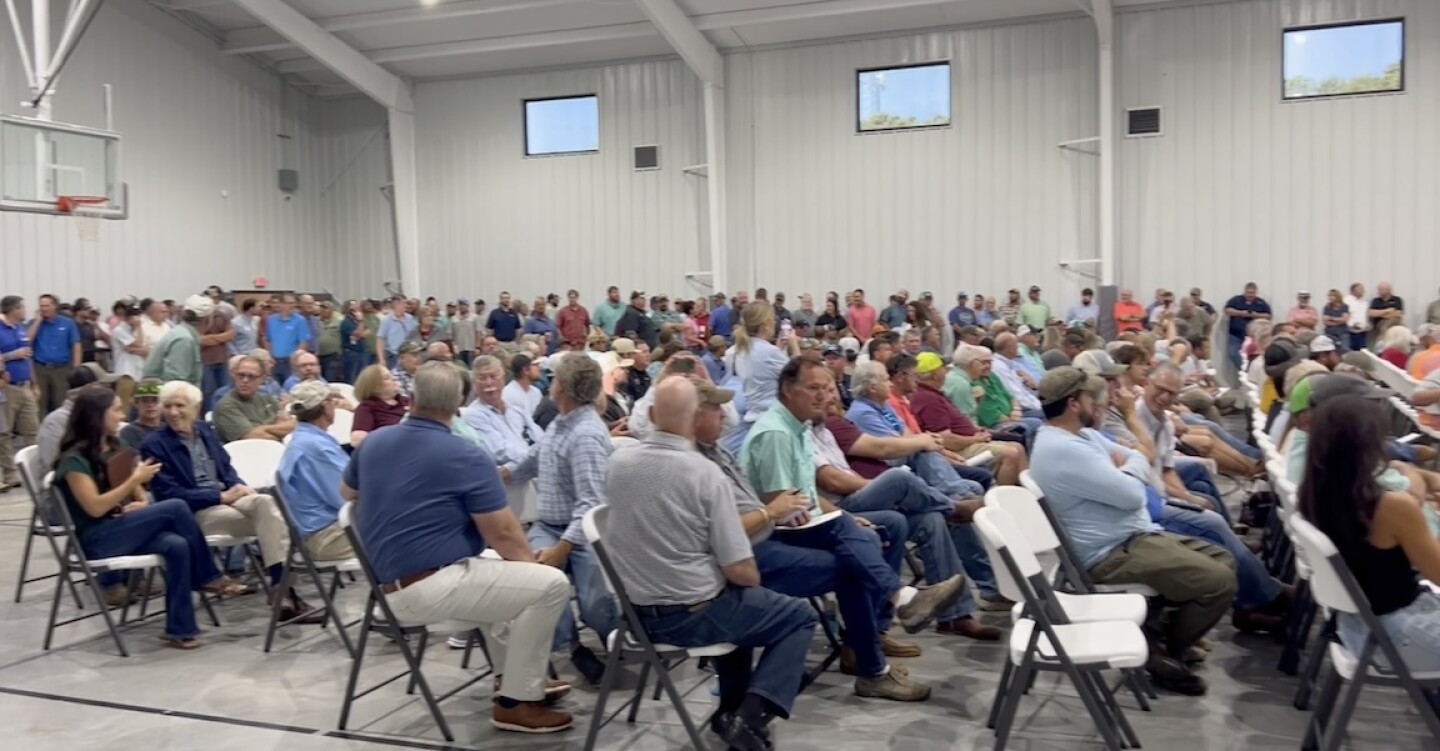 CROWD OF FARMERS PILE IN.jpg CROWD OF FARMERS PILE IN.jpg